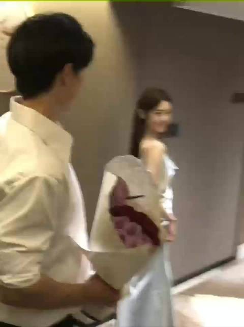 楚楚称子华是亲亲怪,直播合体亲亲计数捏脖子