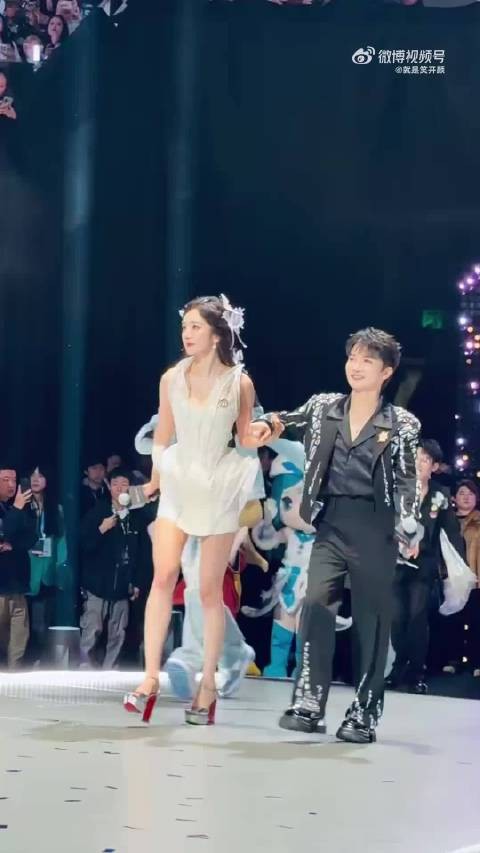 杨幂现实中有多漂亮啊，想都不敢想