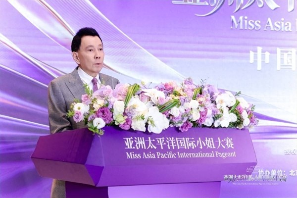 陈冠希父亲罕见现身，满头浓密黑发状态惊人，网友笑指撞脸吴彦祖