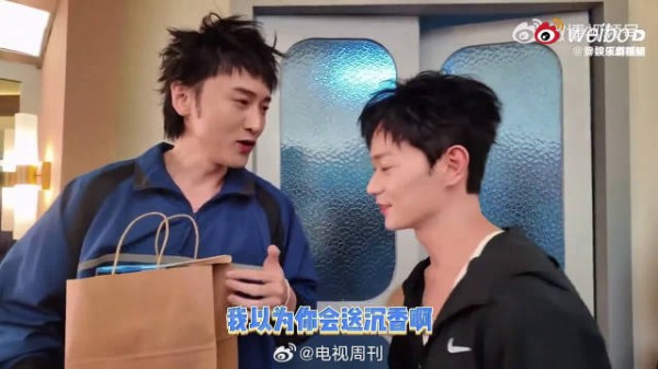 很喜欢这种真实的同乡间互动，不用刻意表演，简简单单聊天就很有看点