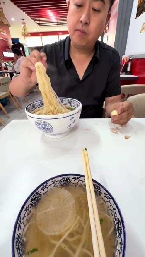 很久没掀桌子了，原来是年龄大，气血跟不上了