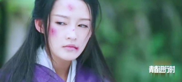 楚乔高烧不退，淳儿即使恨她，还是帮她退了烧，照顾她