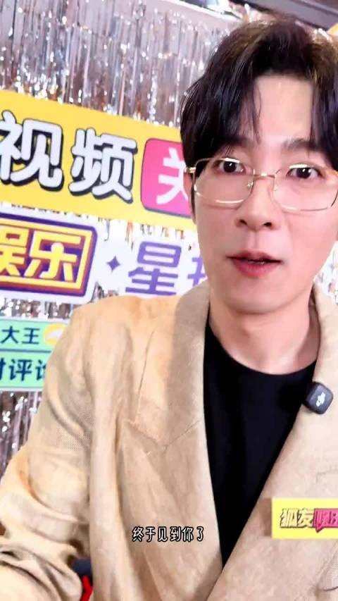 季肖冰与粉丝互动送伴手礼碰拳比心签名