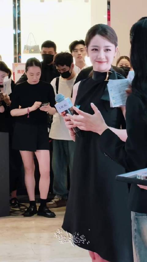 迪丽热巴今天南京品牌活动完全就是真人芭比
