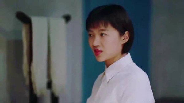 没有感情的两人结婚，入洞房都尴尬，无奈坐在那儿说话
