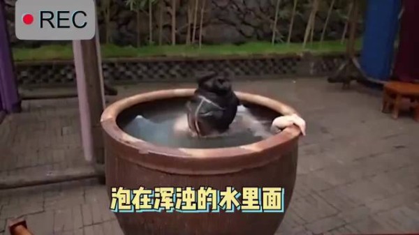 太敬业了！赵露思多次将脸埋进浑水中，太不简单