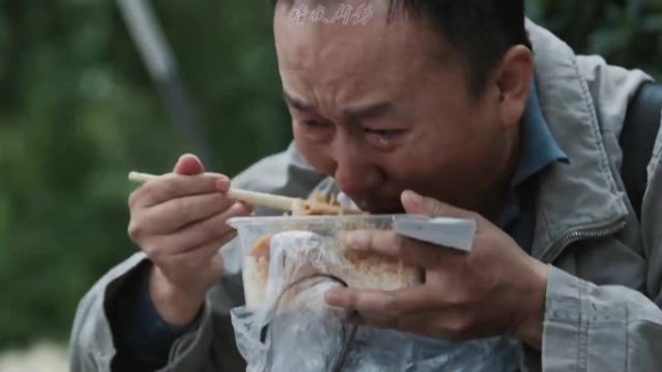 人们常说母爱伟大,却忘了父爱如山