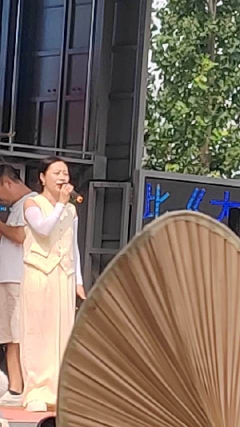 朋友给他自己母亲点歌送行，演员没有记住歌词，但不尴尬，可以看手机…