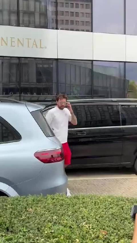 东契奇与队友汇合前给球迷们签名，看着今夏又瘦了点，现在又帅了