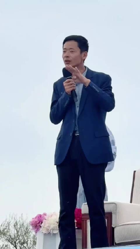郝熠然从老师身后探出头,粉丝直呼快疯了