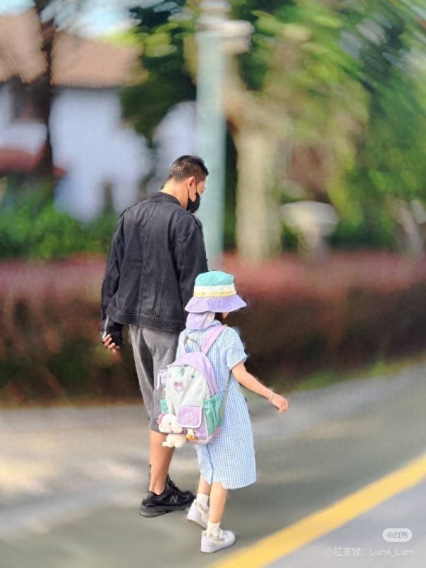 林峯拍完电影马上回归家庭,送6岁女儿上小学,大手牵小手