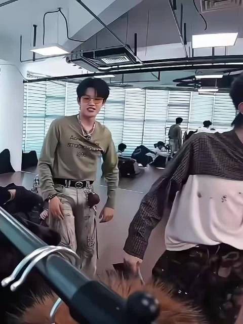 张极秒认李飞同框穿搭，即兴玩笑逗乐观众