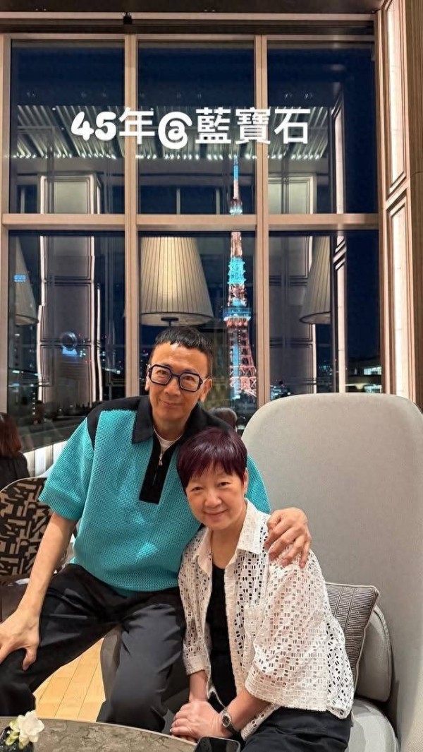 70岁香港知名男星庆结婚45周年，与初恋太太放闪，入行多年零绯闻