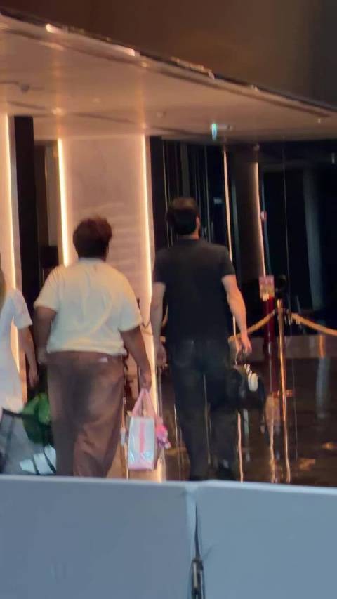 虔诚摸鱼等待，泰国人别迟到