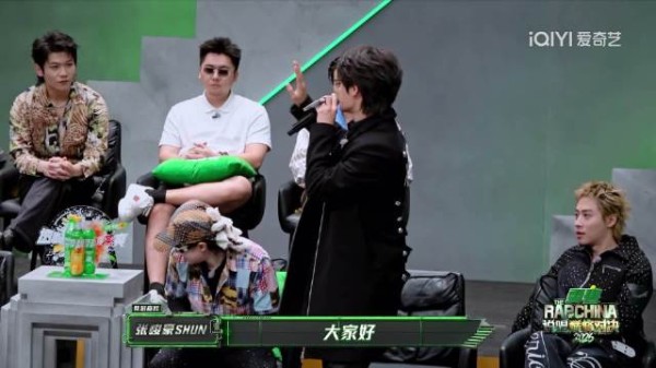 张峻豪cue时代峰峻，镜头精准切到严浩翔