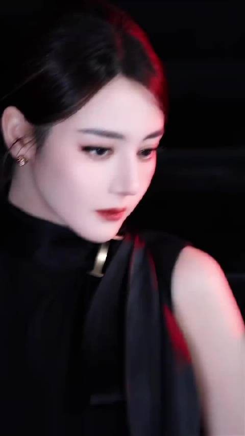 迪丽热巴耳洞发炎红肿，线下生图状态依旧绝佳