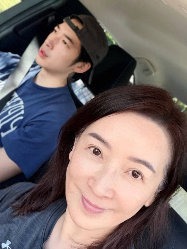 香港知名女星飞加拿大看儿子，学霸儿子做实习律师，未进娱乐圈