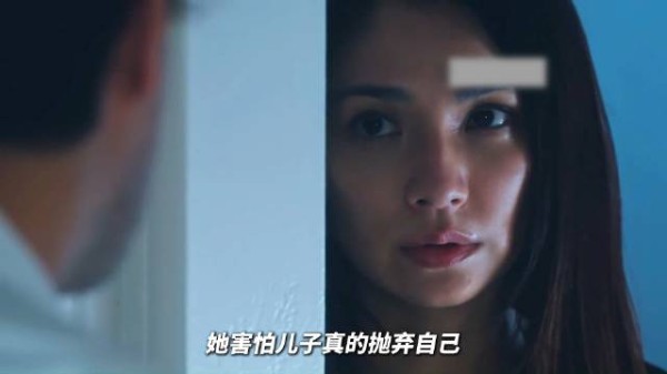 一边顾及家庭的体面,一边承受内心煎熬,女主在两难处境当中苦苦挣扎