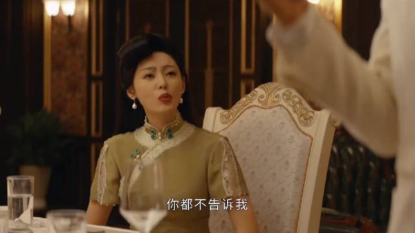 抬头猛然发现,红酒瓶里竟然隐藏着一副简笔画