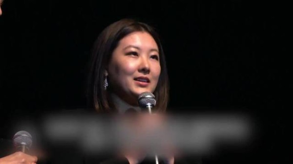 伏明霞一家五口出席活动,23岁女儿哈佛毕业接手家族业务