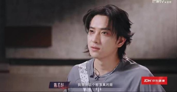 能感受到陈若轩当下情绪挺emo的，但看到他靠在余文乐怀里落泪…