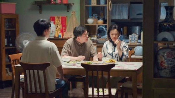 小城故事多：爸妈挺会来事，一眼看出丁毅的失落，帮女儿圆场！