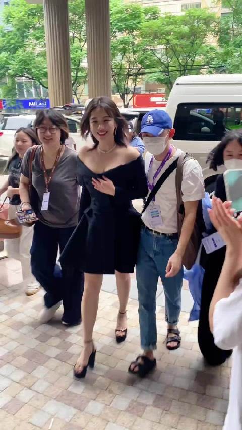 马思纯下颌线清晰利落，肩颈线条舒展，素颜出镜自带底气