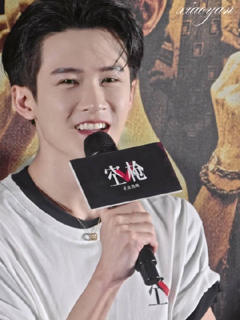 一版正面的“不哭哦” 我真的要被苏晕了感觉好像就是在哄我