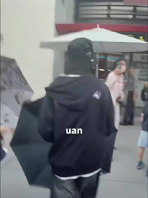左奇函在外面被围堵，忍无可忍上手收私生手机，可以看出真没招了