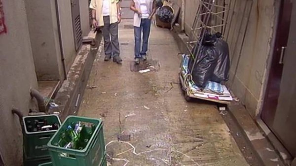 不应该呀，应该收枪，然后可以给其他惩罚吧，这样子做更加让他难