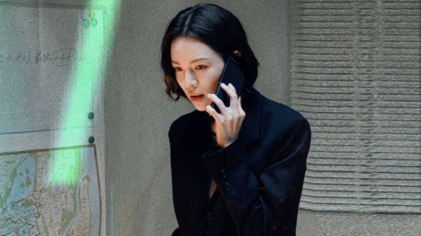 钟楚曦真的很理性,她不相信一个女性会天然同情另个女性