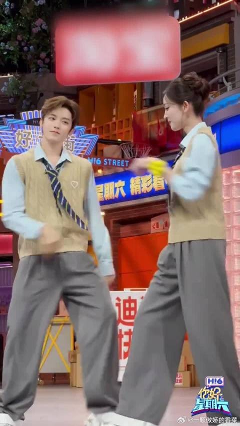 侯明昊娜扎cha了Chanel双人舞