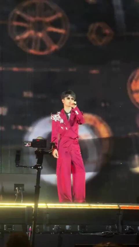许嵩演唱会红西装造型绝了