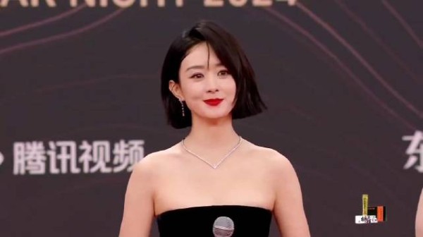 37岁赵丽颖和23岁孙乐言同台，丽颖这娃娃脸是真的显小，美爆了