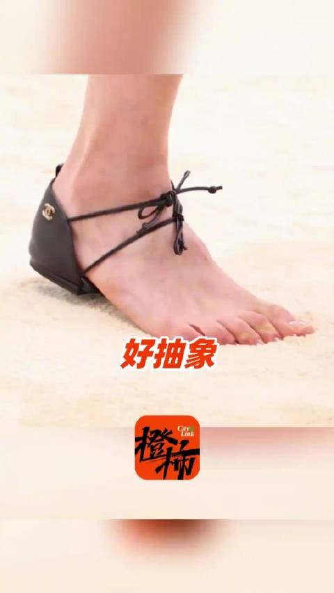 王菲也穿过类似款无底鞋