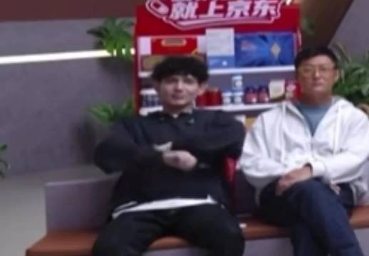 余文乐艾热一起扭脖子,蛮适配的哈哈