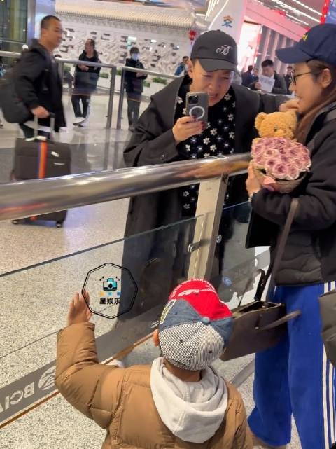 宋丹丹回国儿媳妇带着两个大孙子来接机，隔辈亲是真亲啊