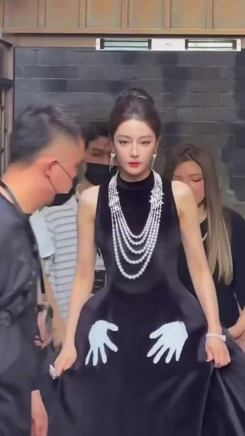 黑色款礼服简直是天花板级别了,真的美得没话说