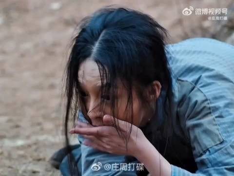 小娥饿的受不了，孝文却在抽大烟