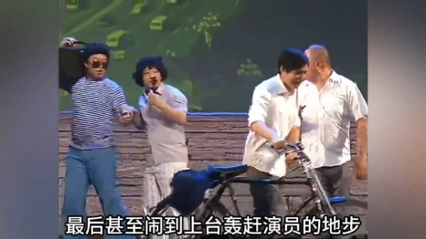 这一刻岳云鹏举的不是手，而是托举起郭德纲对相声最后的希望