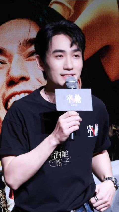 哎哟朱一龙鞠躬起来之后笑得好萌呀