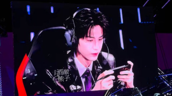 帅得好震撼，现场尖叫声超级超级大