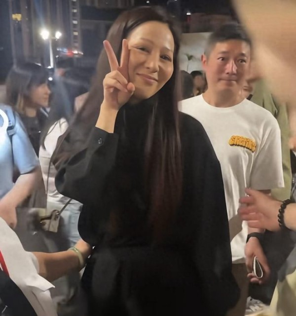 古天乐演唱会众星云集，吴美珩罕现身与林峯相拥，古妈妈坐贵宾席