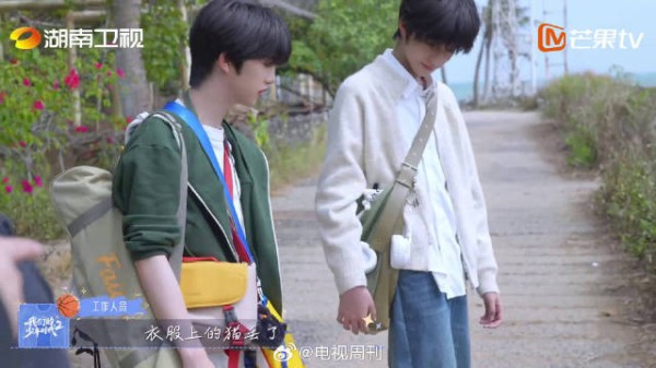 虚惊一场的小插曲,小猫挂件失而复得,王橹杰还细心整理,跟挂件赔礼道歉
