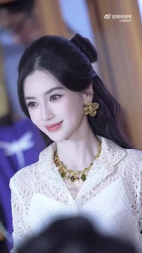angelababy白色蕾丝生图状态满分，五官精致如画报