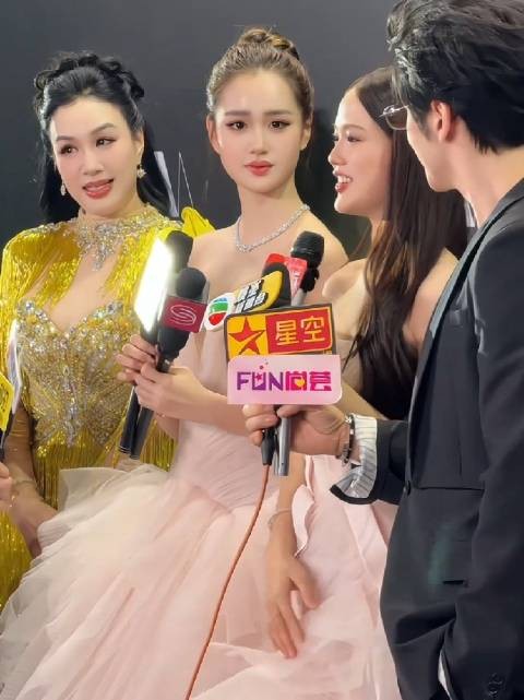 秀场偶遇钟丽缇一家～好幸福的画面