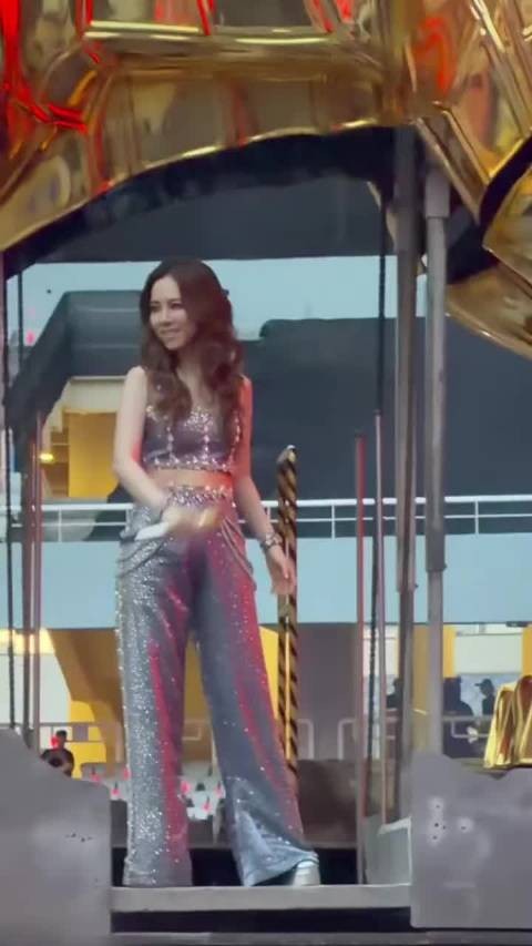 演唱会名场面又加一，努力憋笑失败的样子，看得我跟着一起笑出声