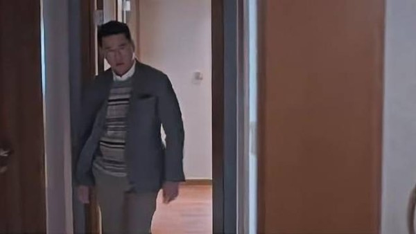 李恒基一住杨光家,杨光就得睡沙发,好像他是这家主人