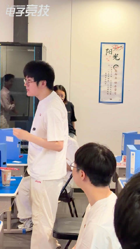 ab（心慈手软）out cu（再吃亿口）be