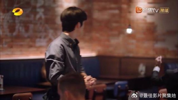 子秋来店里打工，看到客人进来去招待，怎料是熟人